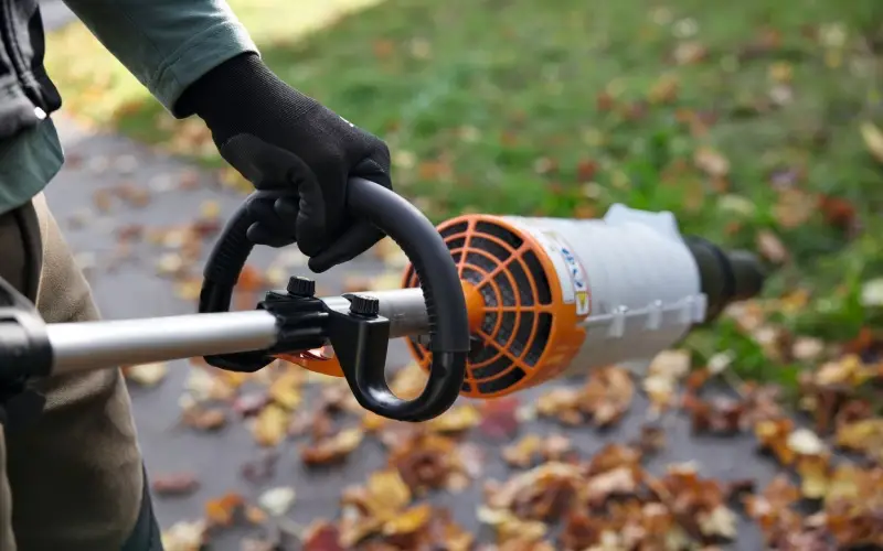 Χρήστης κρατά πολυεργαλείο STIHL για περιποίηση – Κατηγορία Πολυεργαλεία